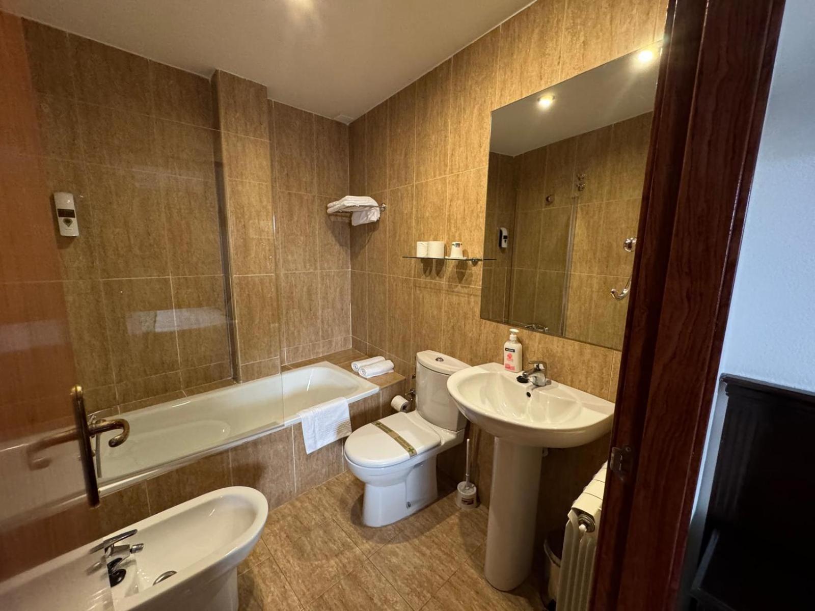 Hospedium Hotel La Fuente Канделарио Екстериор снимка